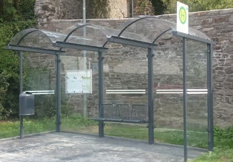 Eine graue dreifeldrige Wartehalle am Wegesrand