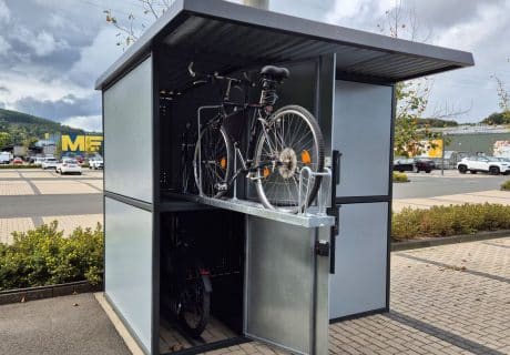 Eine Doppelstock-Fahrradbox, deren oberes Stockwerk befüllt wird