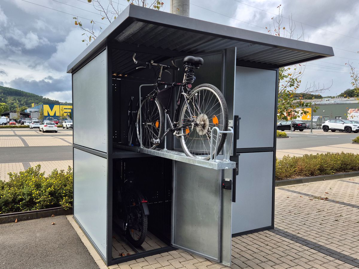 Eine Doppelstock-Fahrradbox, deren oberes Stockwerk befüllt wird