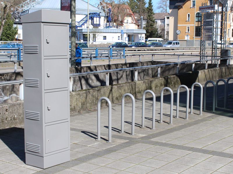 Eine E-Bike-Ladestation mit Fahrradanlehnbügeln