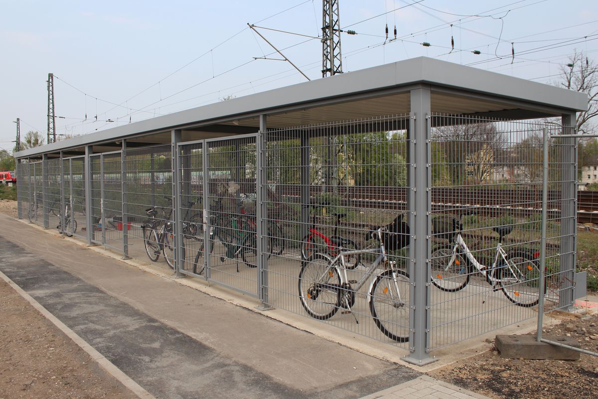 Eine dreifeldrige Fahrradüberdachung am Gleis