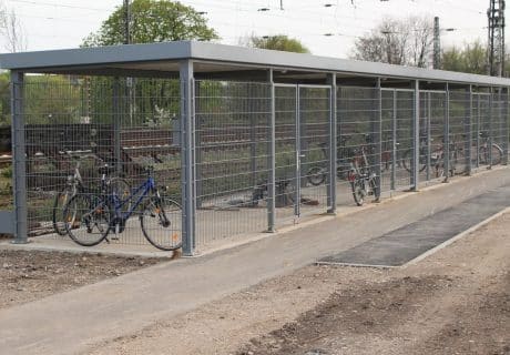 Eine Fahrradüberdachung mit Stabgittermattenzaun am Gleis