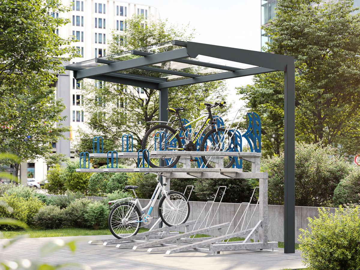 Eine Doppelstock-Fahrradüberdachung mit mehreren Fahrradbügeln