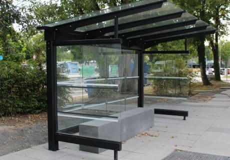 Eine vierfeldrige Fahrradüberdachung mit Scheibendekor