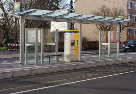 Eine doppelseitige Fahrradüberdachung mit freistehender Windschutzwand