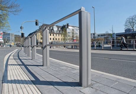 Eine Geländerreihe am Straßenrand