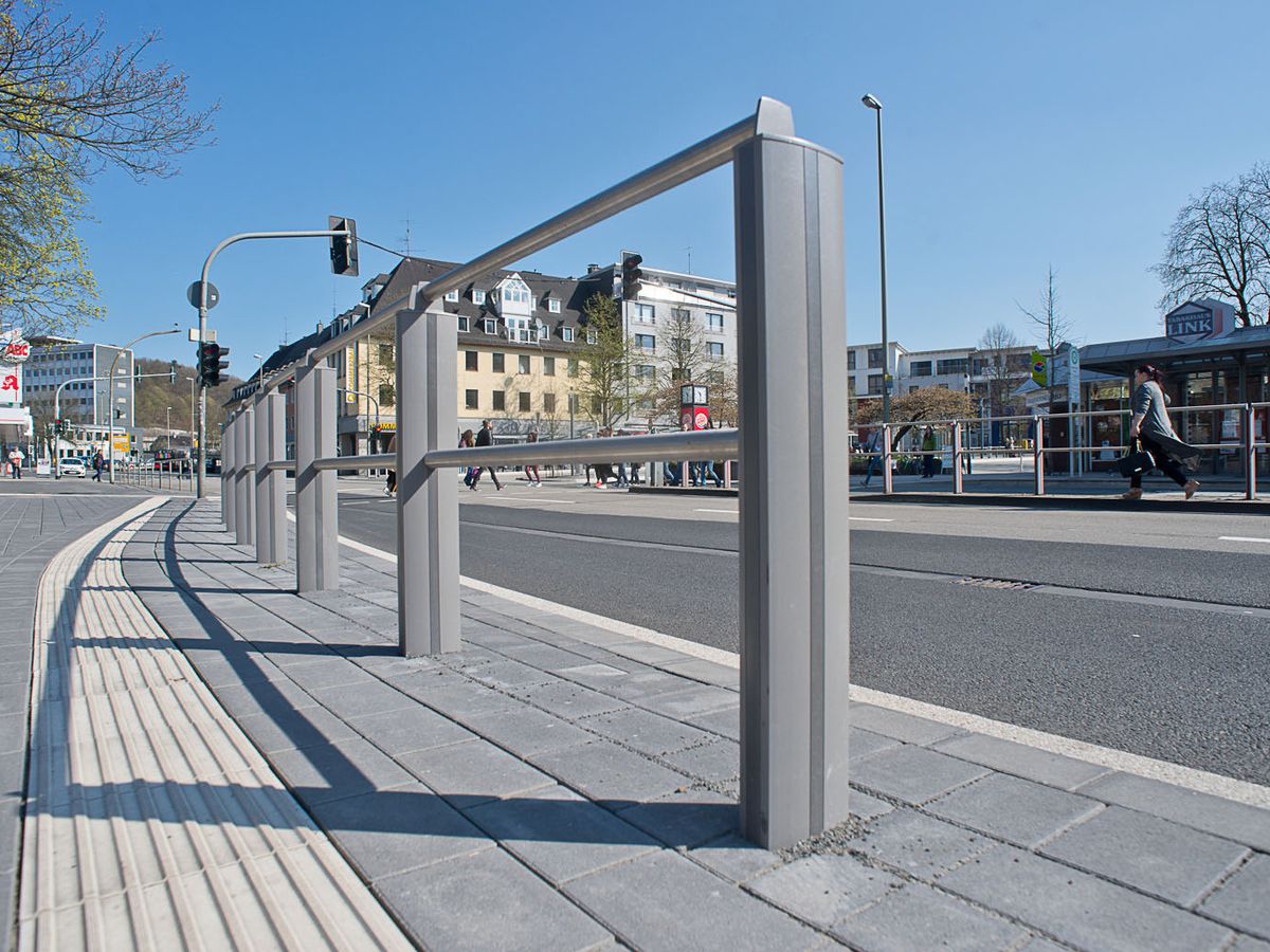 Stahlgeländer auf einem Bürgersteig