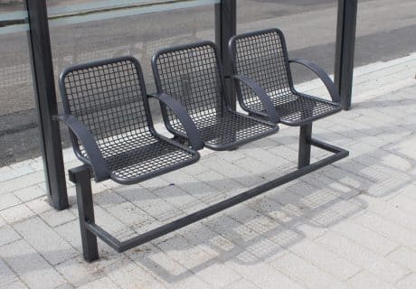 Schwarze Drahtgittersitze in einer Wartehalle