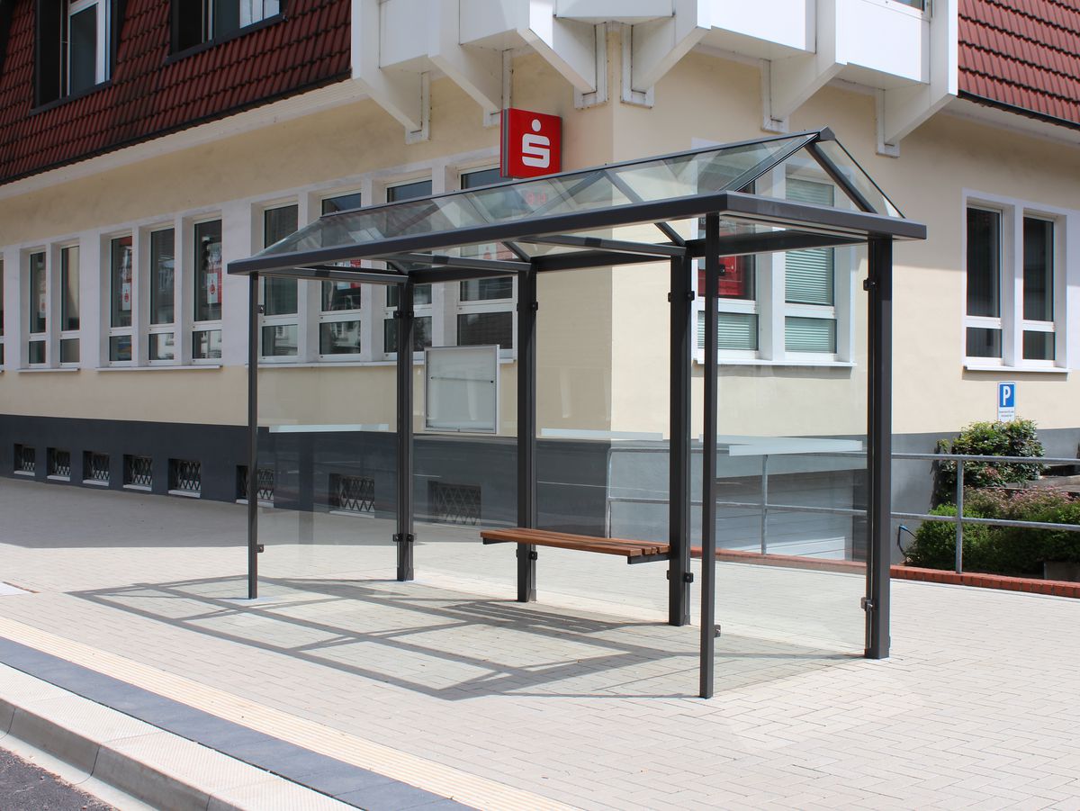 Eine graue dreifeldrige Wartehalle am Straßenrand