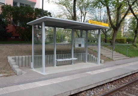 Eine graue dreifeldrige Wartehalle am Bahnsteig