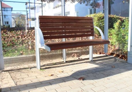 Eine Holzsitzbank in einer Wartehalle