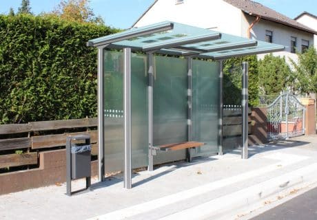 Eine graue dreifeldrige Wartehalle mit Rückwand in Satinato