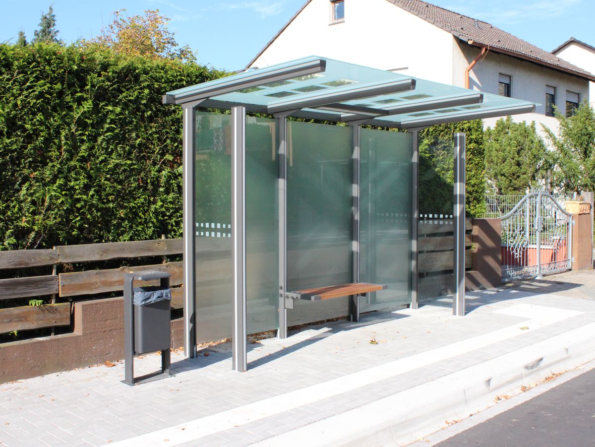 Eine graue dreifeldrige Wartehalle mit Rückwand in Satinato