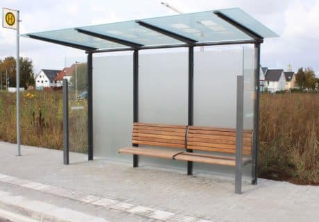 Eine graue Wartehalle mit Rückwand in Milchglasoptik