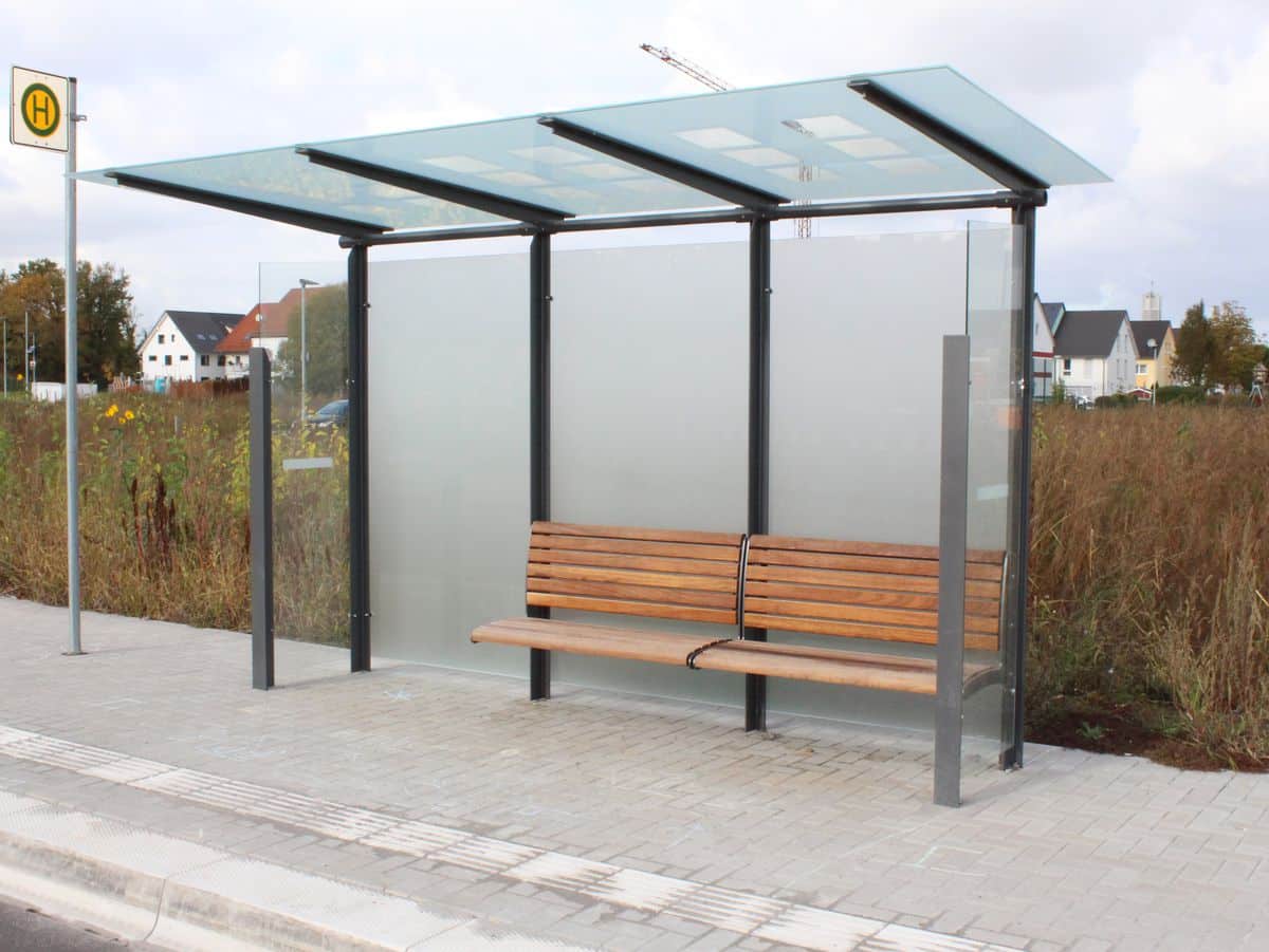 Eine graue Wartehalle mit Rückwand in Milchglasoptik