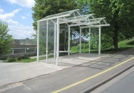 Eine weiße Fahrradüberdachung am Straßenrand