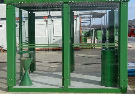 Ein grüner Raucherunterstand am Wegesrand