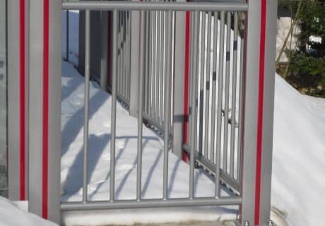 Ein Geländerteil mit Rundrohrfüllung