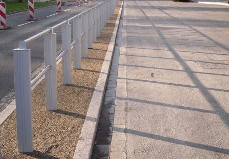 Eine Geländerreihe am Straßenrand