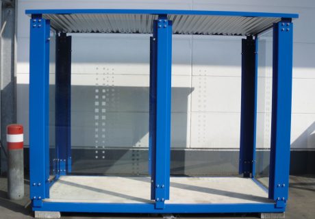 Eine blaue Wartehalle mit Bodenplatte