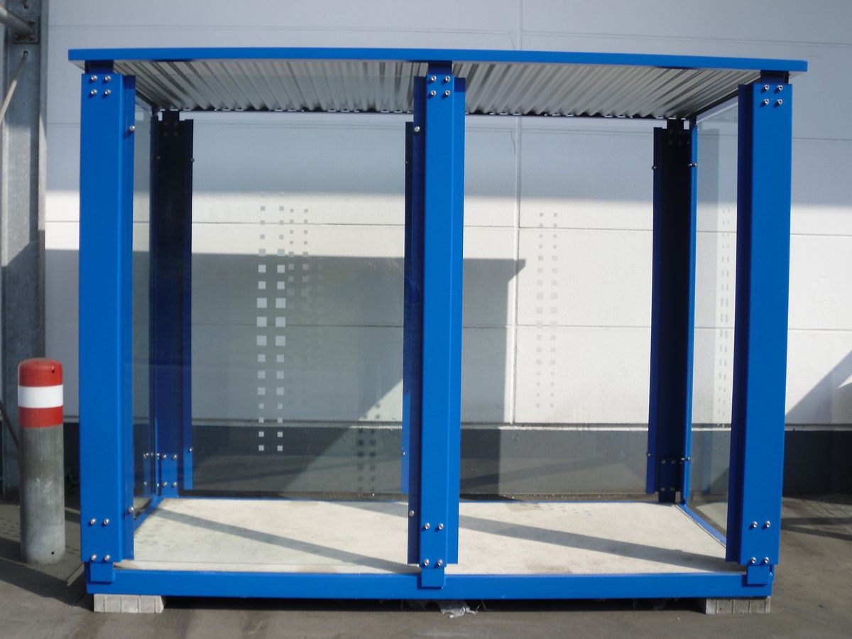 Eine blaue Wartehalle mit Bodenplatte