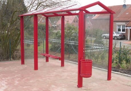 Eine rote Wartehalle mit Vorderwandelement