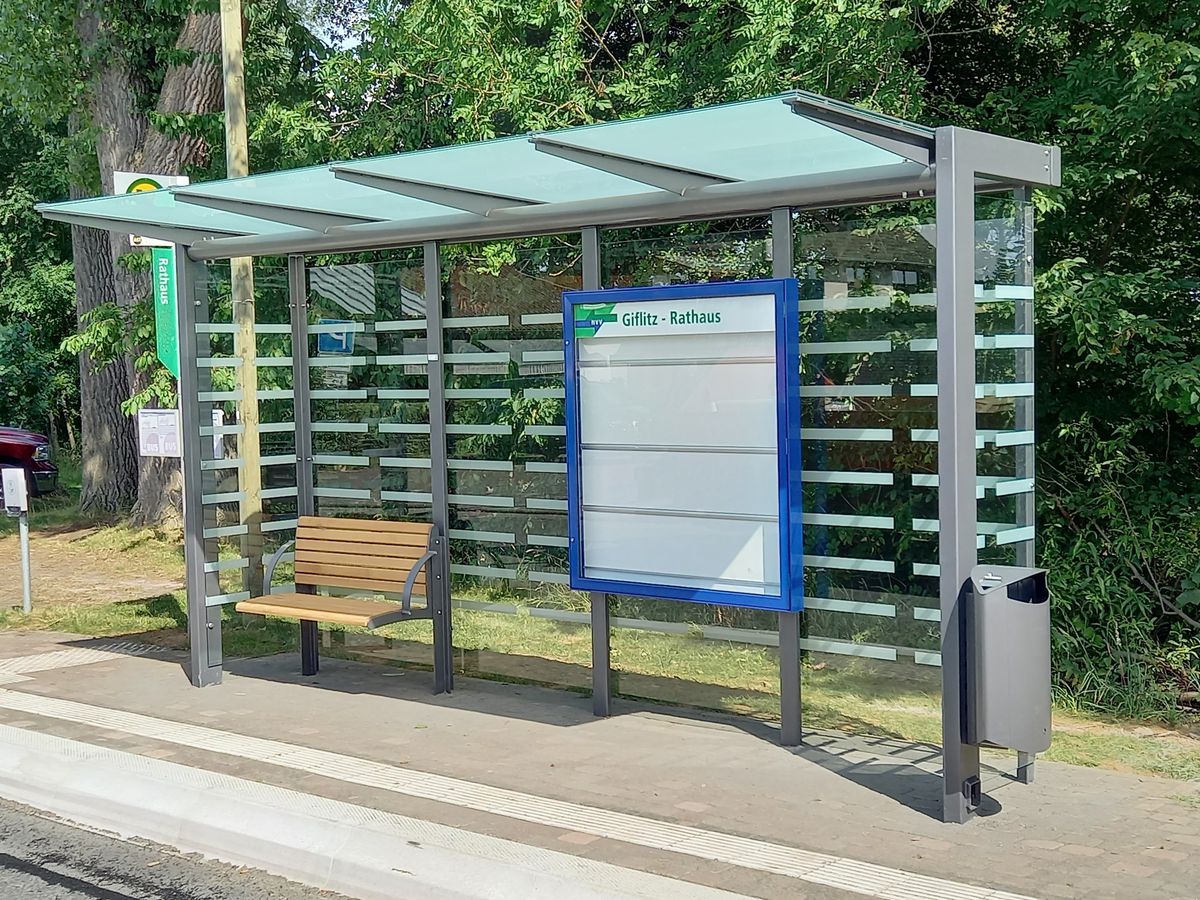 Eine vierfeldrige Wartehalle mit Scheibendekor, Sitzbank und NVV-Vitrine
