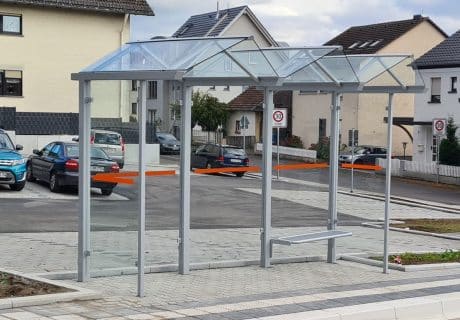 Eine graue dreifeldrige Wartehalle am Straßenrand