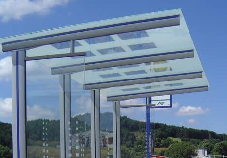 Eine graue dreifeldrige Wartehalle mit Seitenteil ST 60