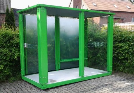 Eine grüne Wartehalle am Wegesrand