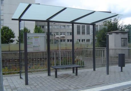 Eine graue dreifeldrige Wartehalle am Straßenrand