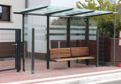 Eine schwarze dreifeldrige Wartehalle am Straßenrand