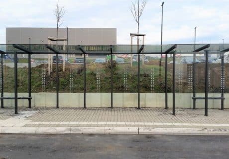 Eine schwarze achtfeldrige Wartehalle mit Vorderwandelementen