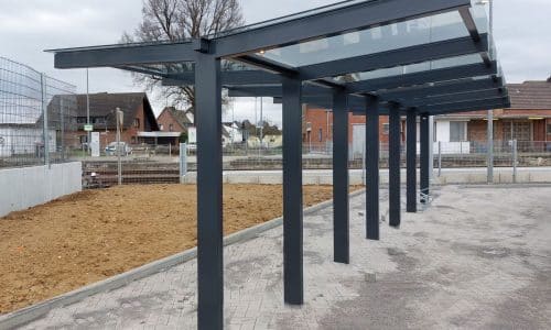 Eine sechsfeldrige Ausführung einer Fahrradüberdachung