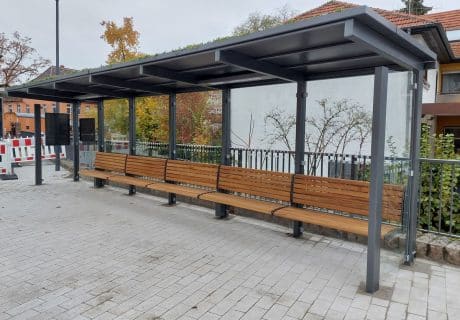 Eine graue sechsfeldrige Wartehalle mit Dachbegrünung