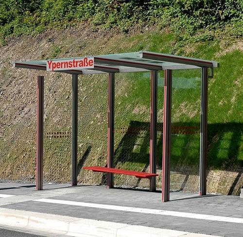 Eine Wartehalle am Straßenrand mit der Aufschrift "Ypernstraße"