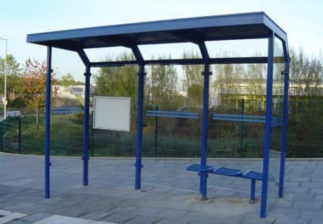 Eine blaue dreifeldrige an die Gefällelage angepasste Wartehalle