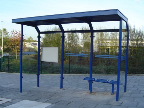 Eine blaue dreifeldrige an die Gefällelage angepasste Wartehalle