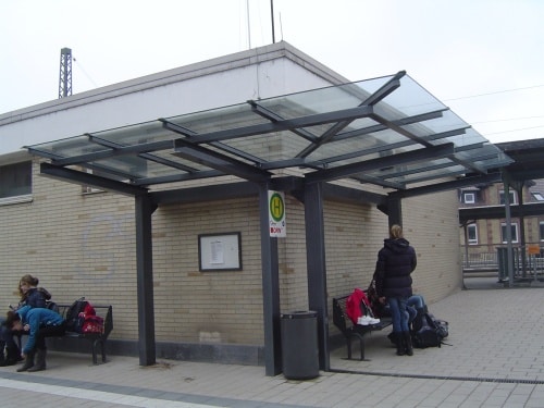 Eine Überdachung eine Ecke entlang mit fünf Personen