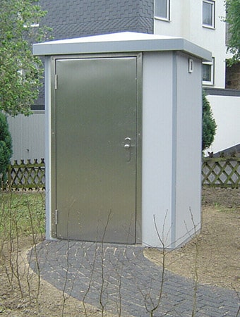 Eine Personaltoilette mit einem Weg, der zu ihr führt