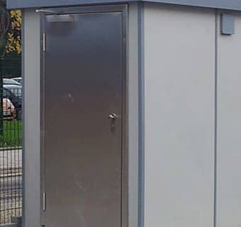 Eine Personaltoilette am Straßenrand