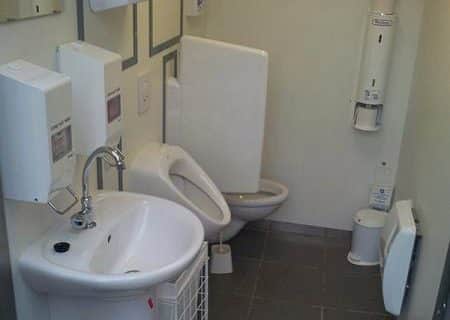 Innenausstattung einer Personaltoilette