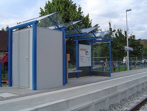 Eine Personaltoilette an einer Wartehalle am Wegesrand