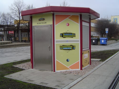 Eine achtseitige Personaltoilette am Straßenrand