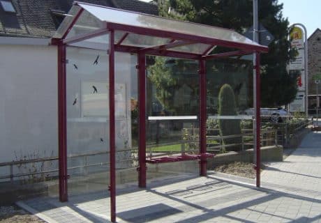 Eine rote zweifeldrige Wartehalle am Straßenrand