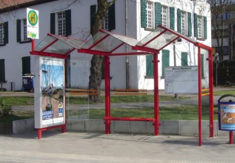 Eine rote dreifeldrige Wartehalle am Straßenrand