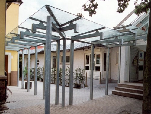 Eine Überdachung für den Weg zwischen zwei Ein- und Ausgängen