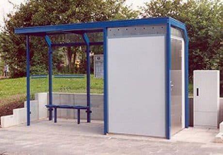 Eine blaue dreifeldrige Wartehalle mit Personaltoilette