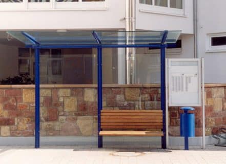 Eine blaue zweifeldrige Wartehalle am Wegesrand