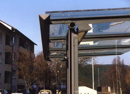 Nahaufnahme der Dachrinne und Beleuchtung einer Wartehalle